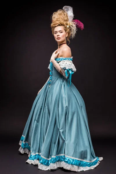 파란색 드레스에 가발에 매력적인 빅토리아 — 스톡 사진