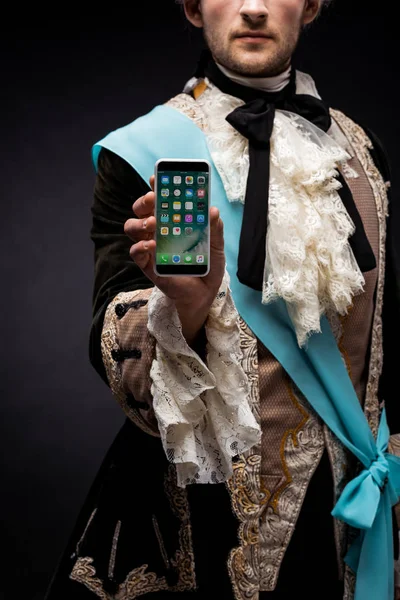 Kiev, Ukrayna - 5 Haziran 2019: siyah üzerinde iphone tutan viktorya adam kırpılmış görünümü 