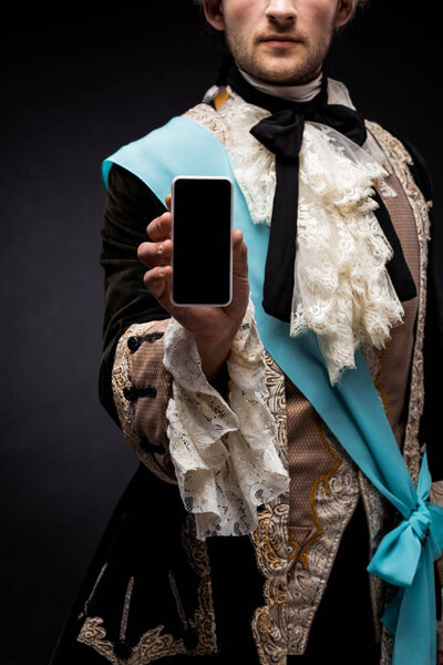 обрезанный вид мужчины-победителя, держащего смартфон с пустым экраном на черном
 
