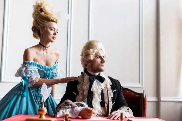 Selective Focus Attractive Victorian Woman Standing Pompous Man Holding Feather — Stock Photo, Image