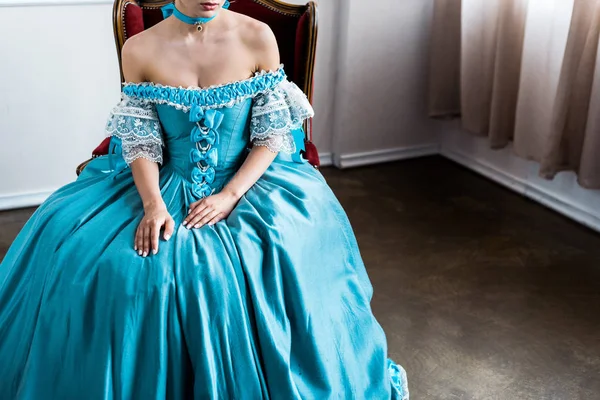 Vista Recortada Mujer Victoriana Sentada Silla Antigua —  Fotos de Stock