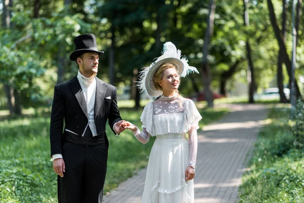 Victorian Man Woman Hats Holding Hands While Standing Green Trees — Stock Photo, Image