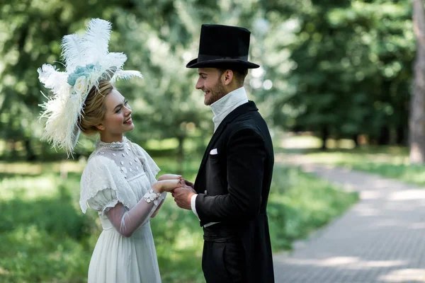 Glückliche Junge Viktorianische Frau Und Gutaussehender Mann Mit Hut Händchen — Stockfoto