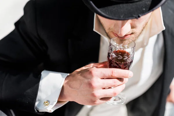 Vista Aérea Homem Vitoriano Segurando Copo Vinho Com Bebida — Fotografia de Stock
