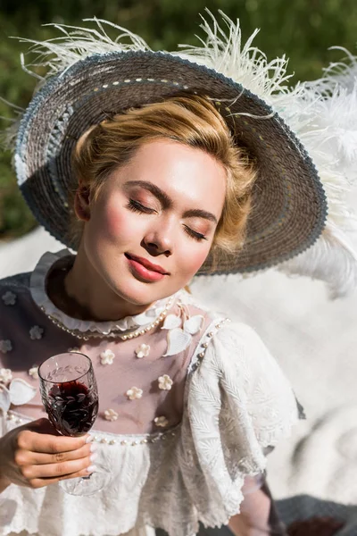 Hermosa Joven Victoriana Con Los Ojos Cerrados Sosteniendo Copa Vino — Foto de Stock