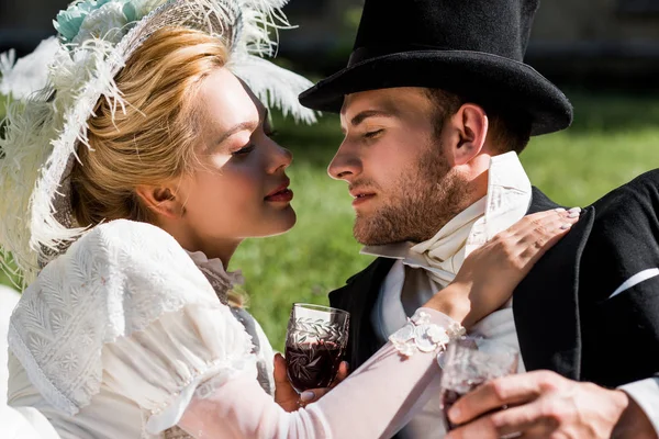 Homem Aristocrático Bonito Perto Atraente Mulher Vitoriana Chapéu — Fotografia de Stock