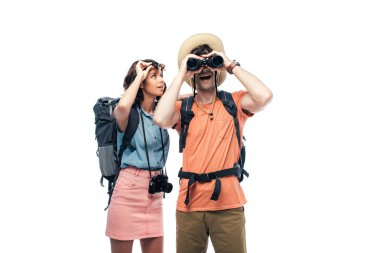 neşeli genç kadın beyaz izole yakın dürbün görünümlü heyecanlı turist
