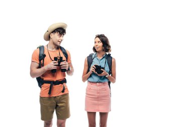 iki genç turist ise dijital kamera ve dürbün birbirlerine beyaz izole bakıyor