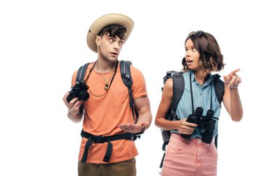 beyaz izole dijital kamera tutan düşünceli adam bakarken parmakla işaret genç kadın