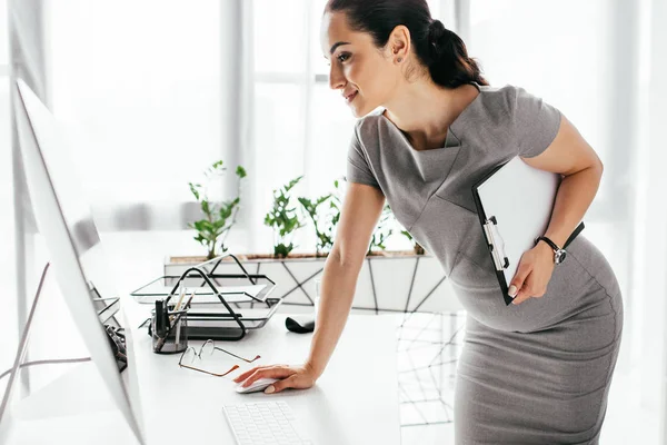 Pregnant Woman Standing Table Holding Clipboard Working Computer — Stock Photo, Image