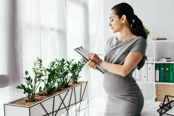 Side Viewt Pregnant Woman Taking Notes Notebook Office — Stock Photo, Image