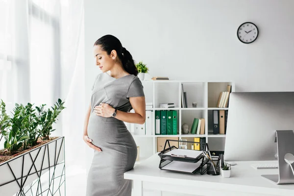 Mujer Embarazada Pie Cerca Mesa Oficina —  Fotos de Stock