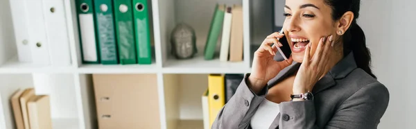 Panoramic Shot Pregnant Woman Sitting Table Office Talking Smartphone — Stock Photo, Image