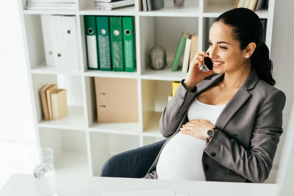 Pregnant Woman Sitting White Table Office Talking Smartphone — Stock Photo, Image