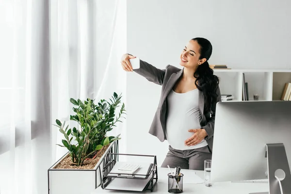 Pregnant Woman Standing Table Flowerpot Taking Selfie — Stock Photo, Image
