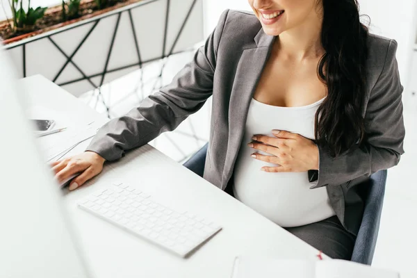 Ofiste Masa Nın Arkasında Oturan Bilgisayar Üzerinde Çalışan Hamile Kadının — Stok fotoğraf