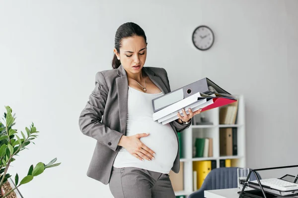 Pregnant Woman Holding Belly Enduring Pain Holding Folders — Stock Photo, Image