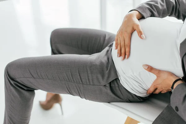 Vista Cortada Mulher Grávida Sentada Cadeira Escritório Segurando Barriga — Fotografia de Stock