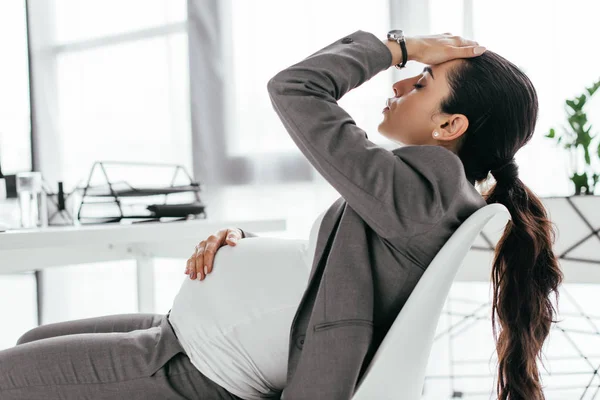 Mujer Embarazada Cansada Sentada Oficina Silla Cerca Mesa Sosteniendo Escuchar — Foto de Stock