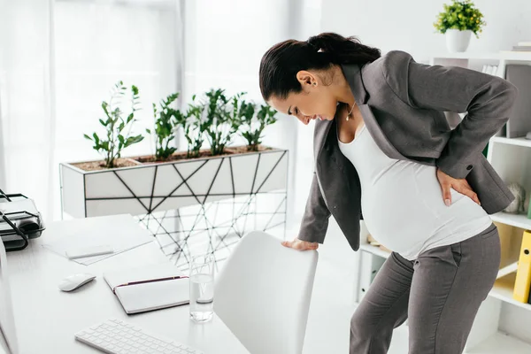 Pregnant Woman Standing Office Eduring Pain Leaning Office Chair — Stock Photo, Image