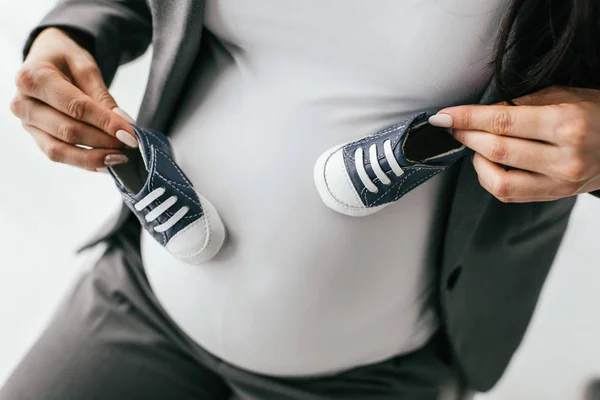 Cropped View Pregnant Woman Holding Small Baby Bootees — Stock Photo, Image