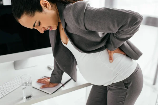 Mujer Embarazada Aferrada Espalda Apoyada Mesa Debido Dolor — Foto de Stock
