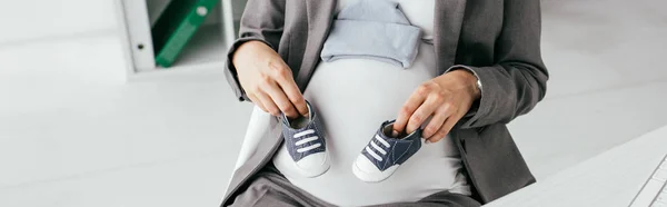 Panoramic Shot Pregnant Woman Holding Small Gumshoes — Stock Photo, Image