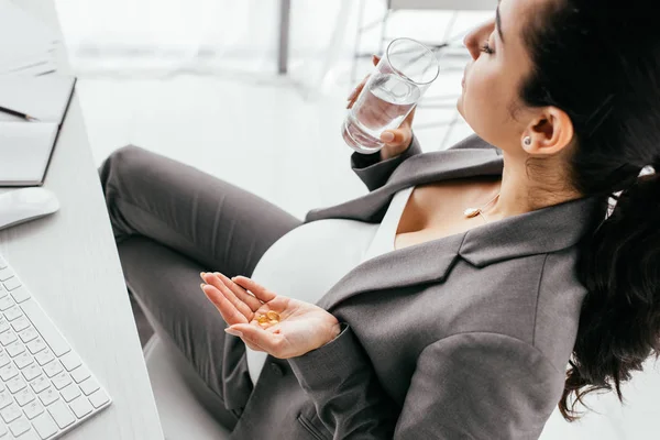 High Angle View Pregnant Woman Drinking Water Holding Pills — Stock Photo, Image
