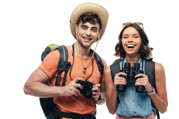 디지털 카메라와 쌍안경으로 행복한 관광객이 흰색으로 카메라에서 있습니다 — 스톡 사진