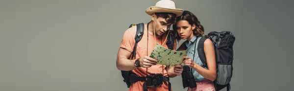 Panoramic Shot Two Young Tourists Looking Geographic Map Grey Background — Stock Photo, Image