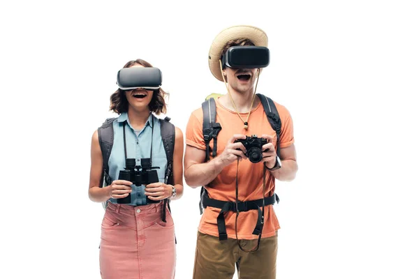 Kaksi Iloinen Turisteja Kiikarit Digitaalikamera Käyttäen Virtuaalitodellisuus Kuulokkeet Eristetty Valkoinen — kuvapankkivalokuva