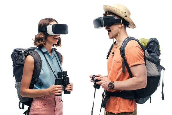 两个欢快的游客看着对方 而使用虚拟现实耳机隔离在白色 — 图库照片