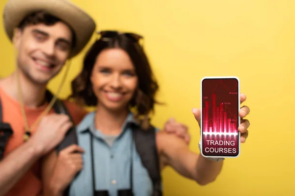 Selective Focus Cheerful Young Woman Standing Smiling Boyfriend Showing Smartphone — Stock Photo, Image