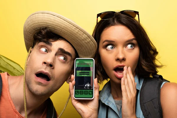 Verrast Jonge Vrouw Die Smartphone Met Booking App Toont Terwijl — Stockfoto
