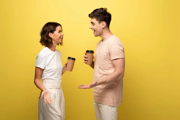 Lächelnder Mann Und Frau Gespräch Während Sie Pappbecher Auf Gelbem — Stockfoto