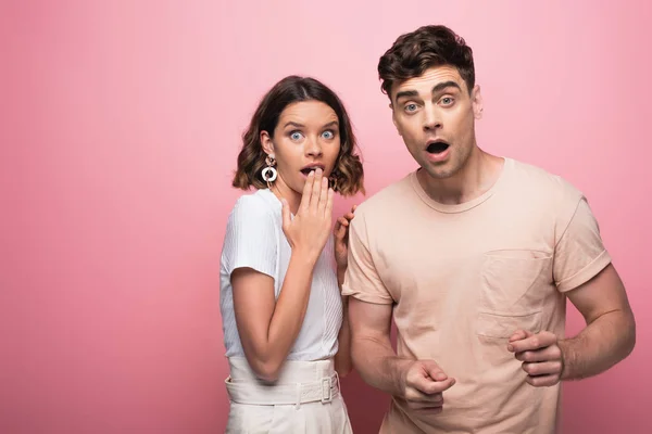 Jovem Homem Assustado Mulher Gesticulando Olhando Para Câmera Fundo Rosa — Fotografia de Stock