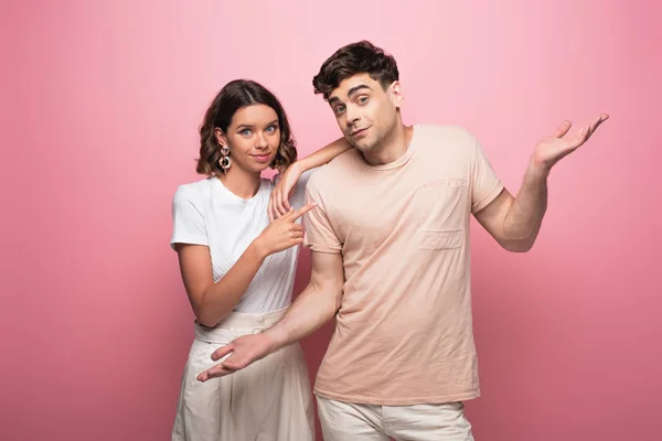 Positive Man Showing Shrug Gesture While Standing Smiling Girlfriend Pink — Stock Photo, Image