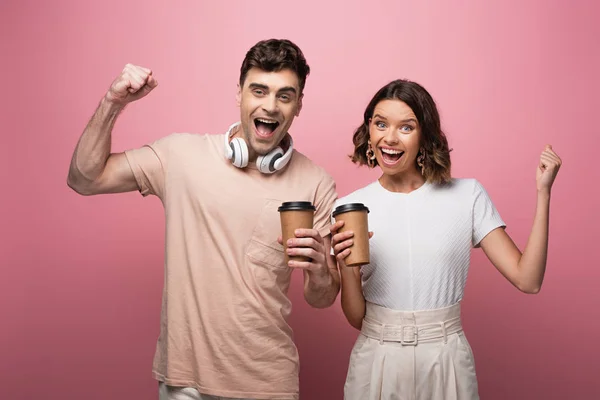 Alegre Hombre Mujer Mostrando Gestos Mientras Sostiene Vasos Papel Mirando — Foto de Stock