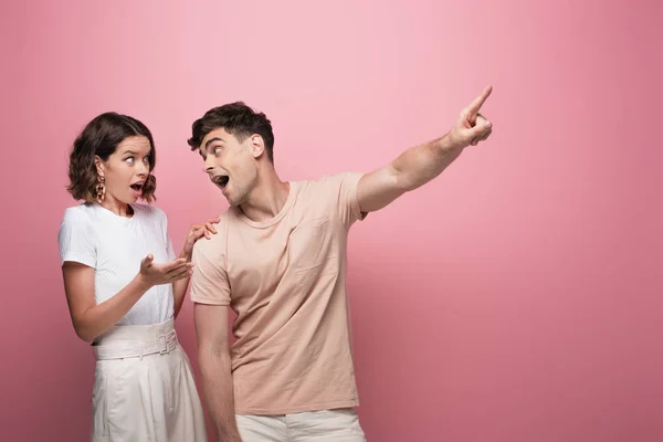 Cheerful Man Pointing Finger While Standing Young Girl Pink Background — Stock Photo, Image