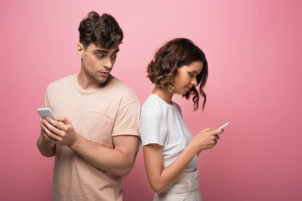 Young Man Woman Using Smartphones Pink Background — Stock Photo, Image