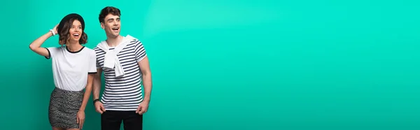 Панорамний Знімок Молодого Збудженого Чоловіка Жінки Дивиться Далеко Бірюзовий Фон — стокове фото