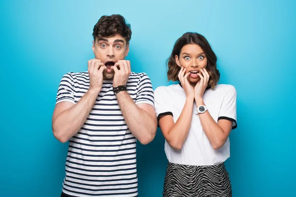 Shocked Man Woman Looking Camera Holding Hands Faces Blue Background — Stock Photo, Image