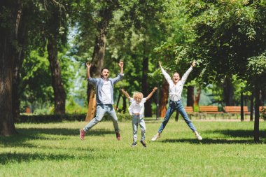 mutlu aile gündüz parkta kaldırdı elleriyle atlama