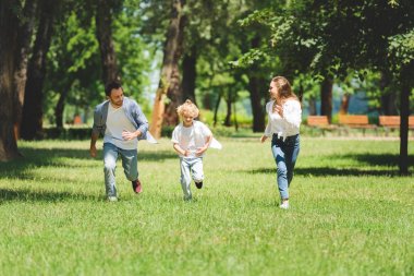 gündüz parkta çalışan rahat giysiler içinde mutlu aile