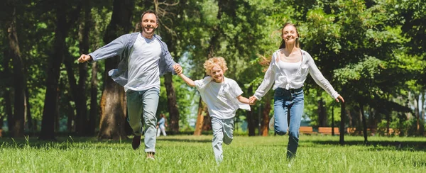 Panoramic Shot Happy Family Holding Hands Running Park Daytime — Stock Photo, Image