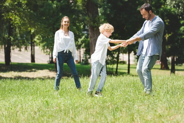 Familie Verbringt Zeit Miteinander Vater Hält Händchen Mit Sohn Park — Stockfoto