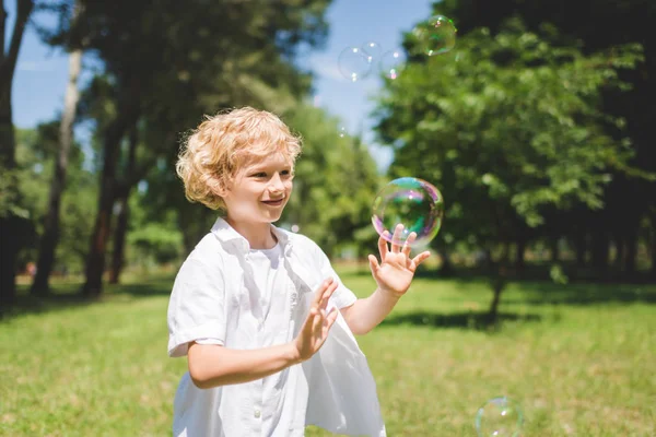 Adorável Menino Gesturing Perto Bolhas Sabão Parque — Fotografia de Stock