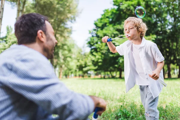 Padre Adorable Hijo Jugando Con Burbujas Jabón Parque — Foto de Stock