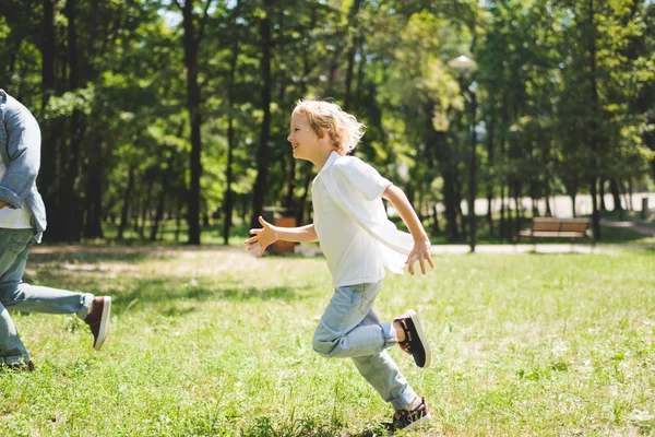 Filho Feliz Correndo Com Pai Parque Durante Dia — Fotografia de Stock