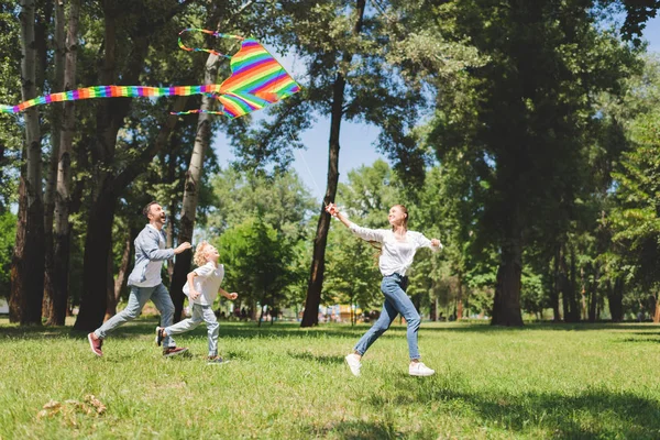 Glücklich Familie Läuft Und Spielt Mit Bunten Fliegenden Drachen Park — Stockfoto